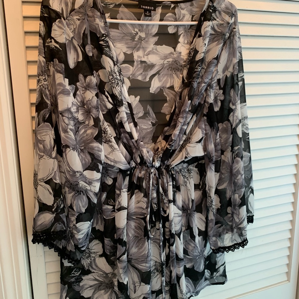 Tunic top, white,gray and white flowers